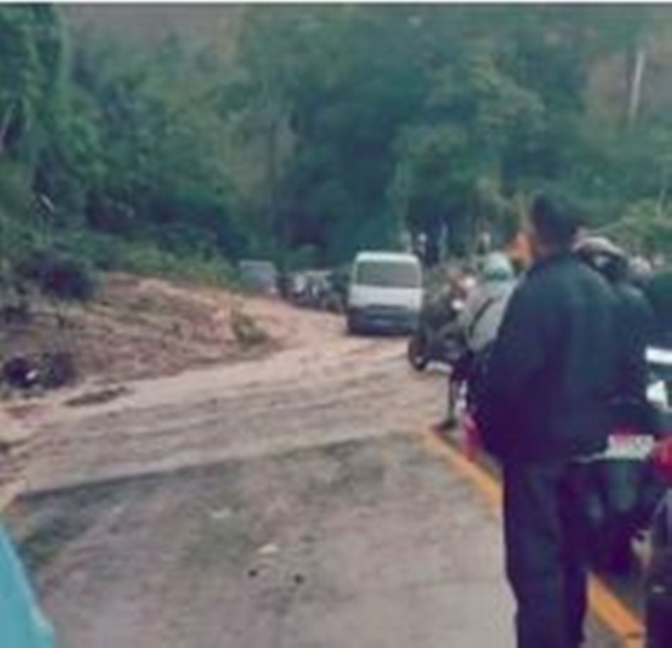 Arus lalu lintas lumpuh total dan ratusan kendaraan terpaksa berhenti selama berjam-jam. (F:Ist)