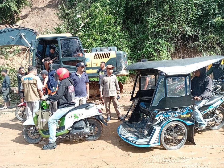 Sekretaris Daerah Boalemo, Sherman Moridu, yang turut mendampingi Wakil Bupati Lahmudin Hambali saat meninjau lokasi.(F :AKP)