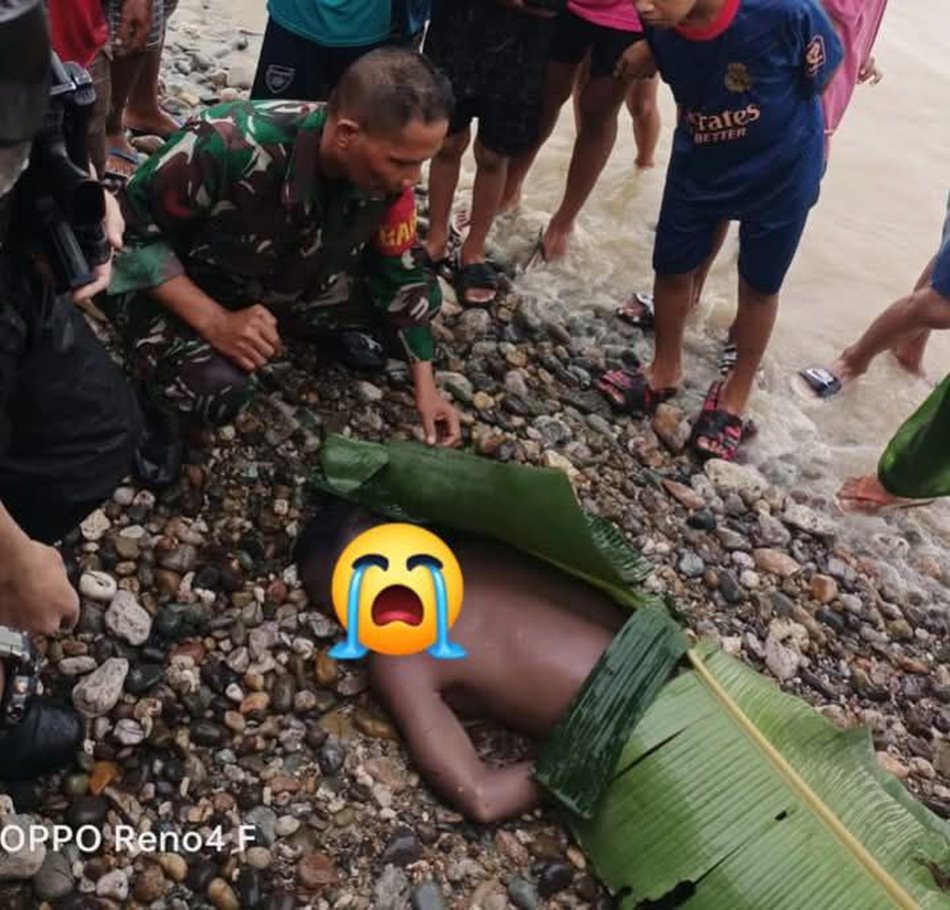Penemuan sesosok mayat pria di dalam drainase.(F: Ist)