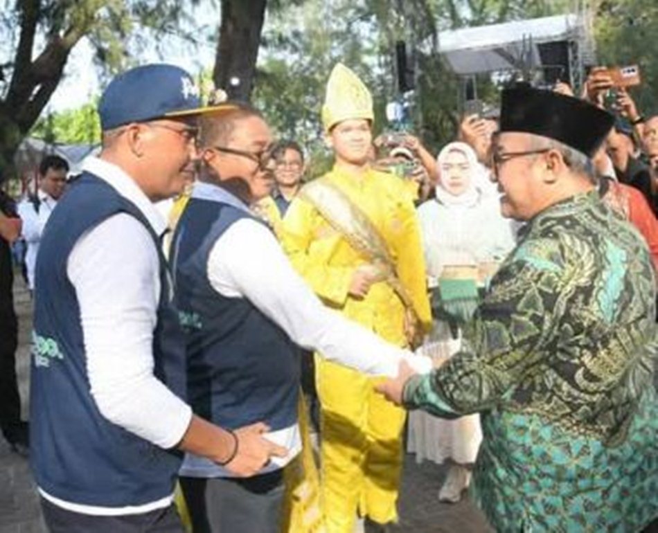 Mendikdasmen) RI, Prof. Dr. Abdul Mu&rsquo;ti, saat tiba di Pantai Bolihutuo.disambut  Bupati Rum Pagau dan Wakil Bupati Lahmudin Hambali.(F:AKP)