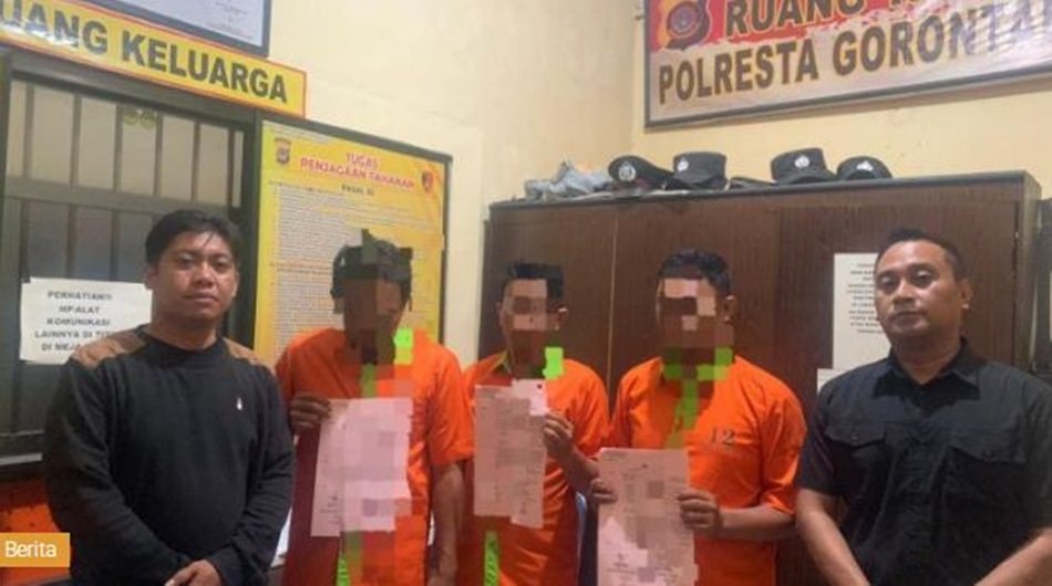 Polisi amankan tiga orang terduga pelaku dalam perkara dugaan tindak   pidana penggelapan barang milik perusahaan penyedia jasa internet.(F: hms-pol)