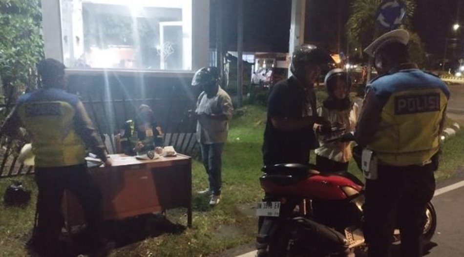 Operasi tersebut melibatkan pengecekan surat kendaraan, pemakaian helm, sabuk pengaman, hingga pemeriksaan titik-titik rawan yang berpotensi disalahgunakan pelaku kriminal..(F:hms-pol)