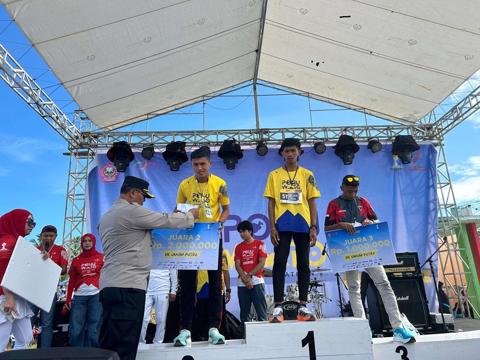 Penyeraan Hadiah pemenang dalam ajang Half Marathon Pohuwato 2025.(F:ist)