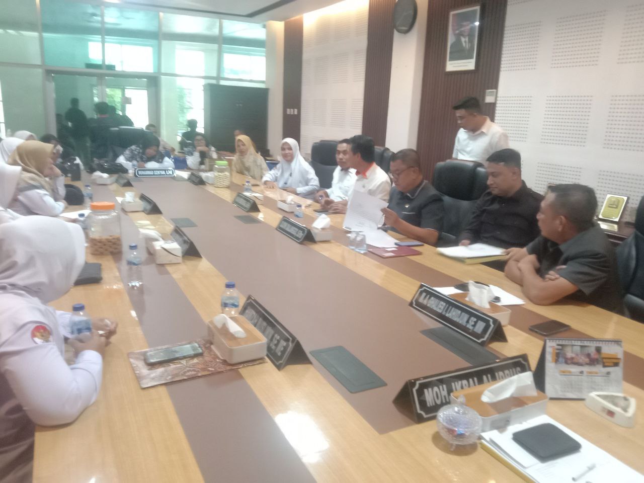 Puluhan guru  saat mendatangi Komisi IV DPRD Provinsi Gorontalo untuk mempertanyakan nasib TPG mereka. (F:GP).