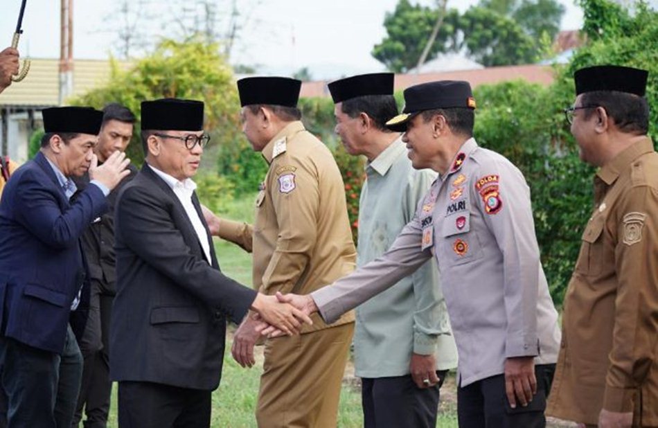 Menteri Desa dan Pembangunan Daerah Tertinggal (PDTT) Republik Indonesia, H. Yandri Susanto, bersama Wakil Menteri H. Ahmad Riza Satria saat tiba di Gorontalo.(F:hms-Pol)