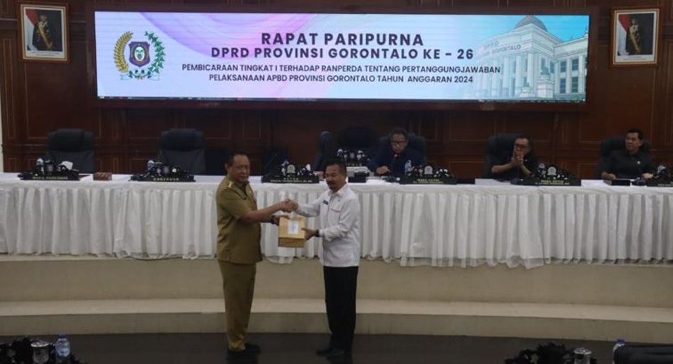 Ketua DPRD Thomas Mopili saat menerima dokumen Pertanggungjawaban Pelaksanaan APBD Provinsi Gorontalo Tahun Anggaran 2024 dari Gubernur Gorontalo.(F: humas)