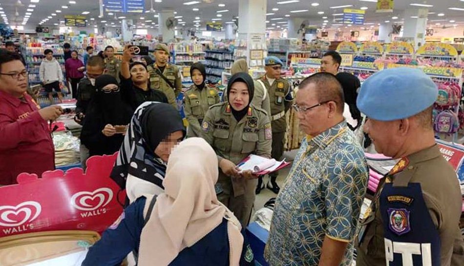 Jajaran Komisi I DPRD Proinsi Gorontalo saat sidak   ke sejumlah pusat perbelanjaan dan warung kopi di Kota Gorontalo.(F:humas)