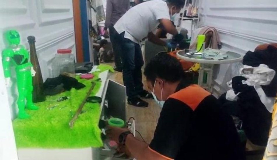 Aparat kepolisian Polres Bone Bolango saat melakukan olah TKP.(F:hms-Pol)