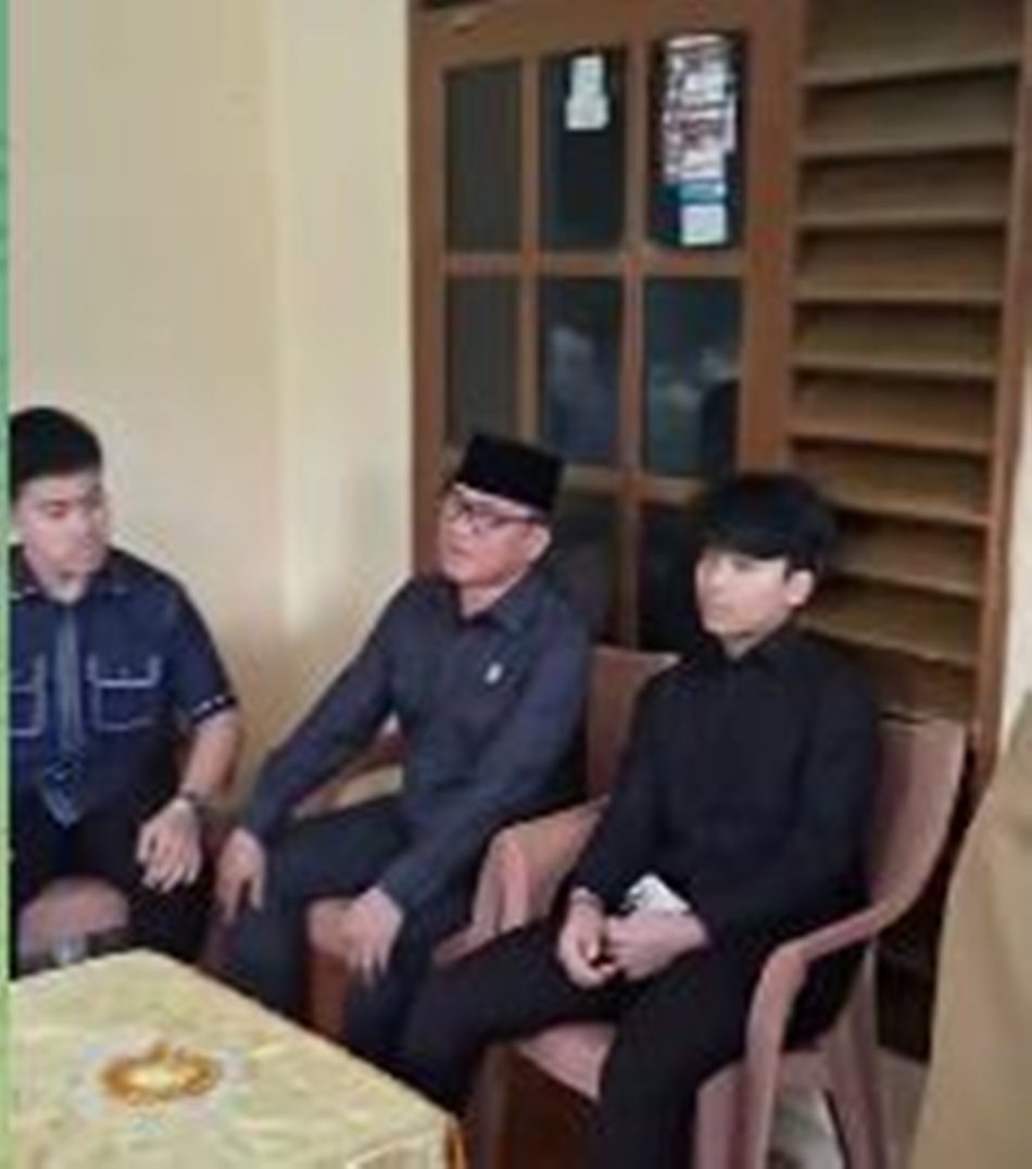 Menteri Yandri Susanto bersama kedua anaknya saat berada di rumah pamannya di Desa Hunggaluwa, Kecamatan Limboto, Kabupaten Gorontalo.(F:ist)