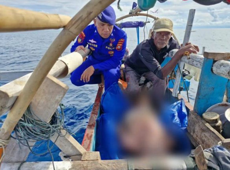 Evakuasi Mayat Dugaan sementara, korban adalah nelayan yang mengalami kecelakaan laut.(F:hms-Pol)