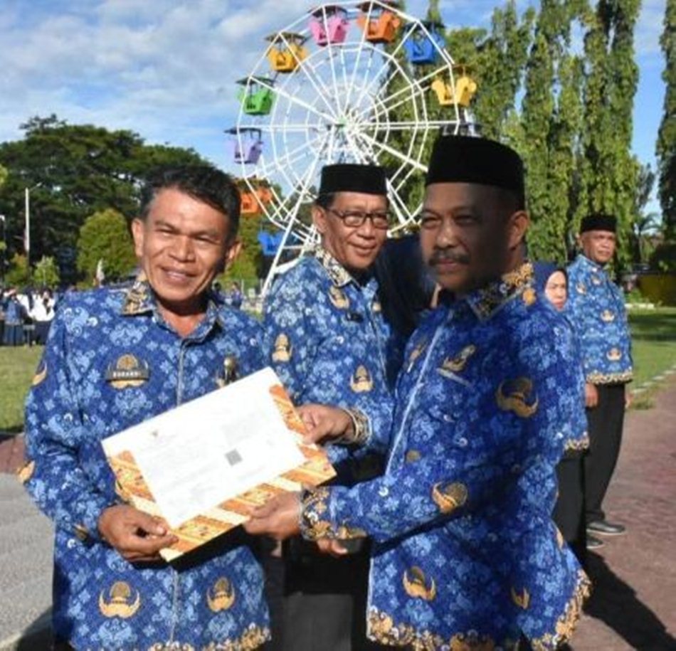 Sekda Boalemo, Sherman Moridu saat menyerahkan SK Purna Tugas Kepala Inspektorat   Boalemo, Sukardi Djakatara(F:hms)