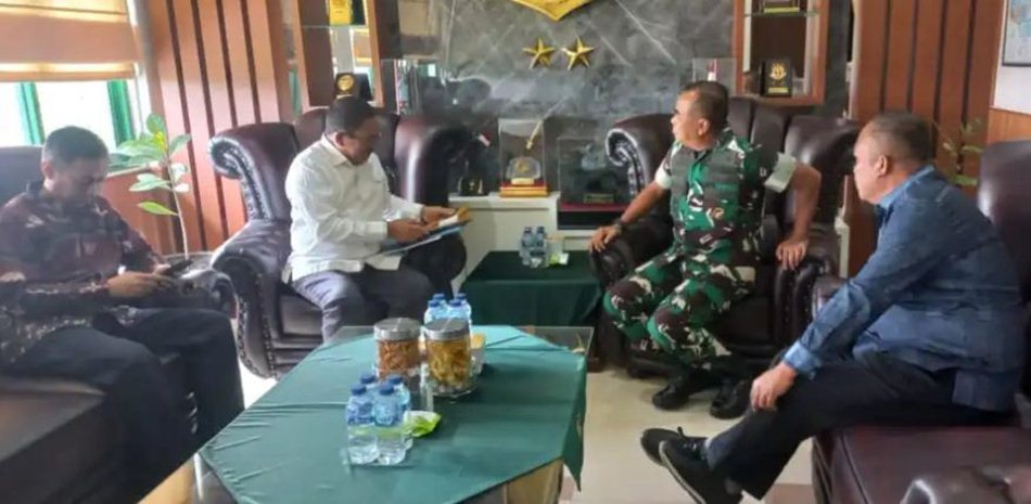 Peremuan  Bupati Rum Pagau dengan Pangdam XIII/Merdeka Mayjen TNI Suhardi.(F:Penrem)