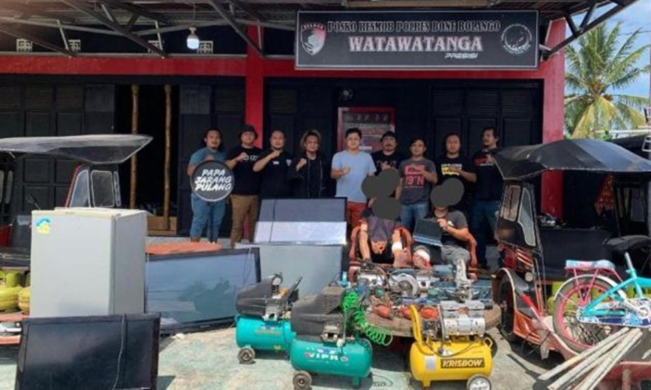Dua pria yang diduga menjadi spesialis pembongkar rumah berhasil dibekuk usai melakukan pencurian di Desa Lombongo, Kecamatan Suwawa Tengah.(F : Hms-Pol)