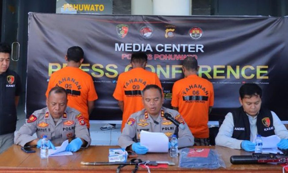 Kapolres Pohuwato  AKBP H.  Busroni, S.IK, MH, memimpin kegiatan Press Release  kasus  penganiayaan yang  berlangsung di Lobby depan Mapolres Pohuwato.(F:H ms-Pol)
