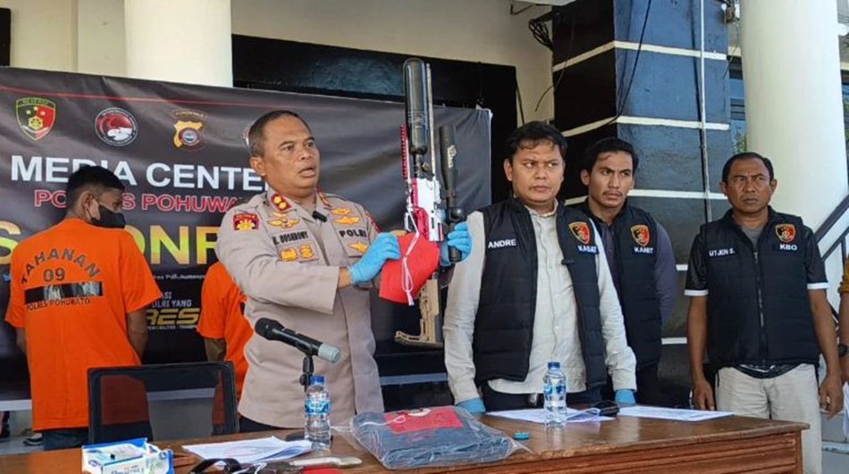 Kapolres Pohuwato, AKBP H. Busroni, mengungkapkan bahwa parang itu sempat ditanyakan kepada salah satu tersangka, namun hingga saat ini belum diakui keberadaannya secara terbuka.(F :Hms-Pol)