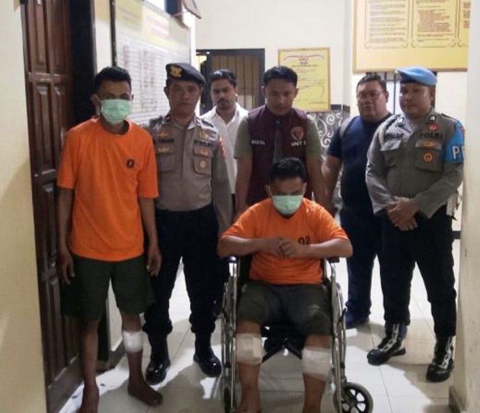 Dua pengemudi bentor berinisial RFM dan CEW harus menerima timah panas di bagian betis setelah mencoba kabur dan melawan saat hendak ditangkap.(F: hms-Pol)