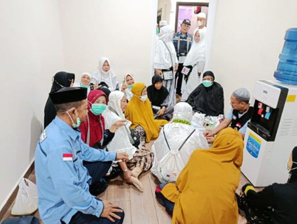 Menjelang keberangkatan menuju Kota Madinah, jemaah haji Kloter 28 UPG asal Provinsi Gorontalo menjalani pemeriksaan kesehatan terakhir.(F:Hms)