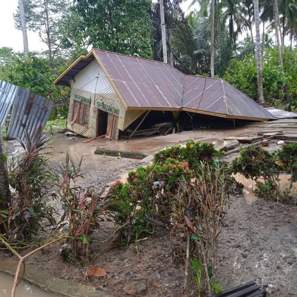 Akibat banjir  sejumlah rumah warga rusak parah .(F:Ist)