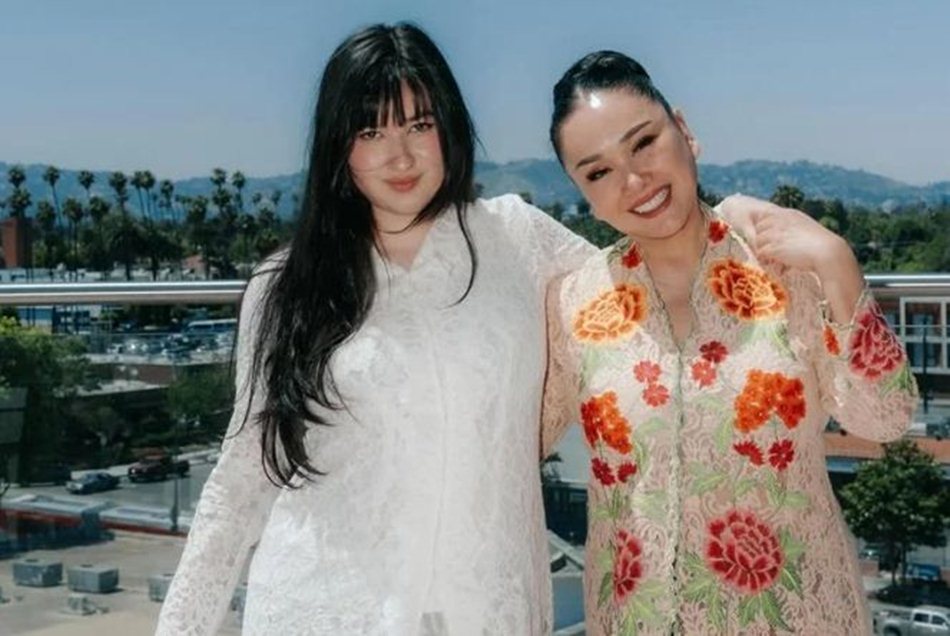 Penyanyi legendaris Titi DJ bersama sang putri, Stephanie Poetri.(F:ist)