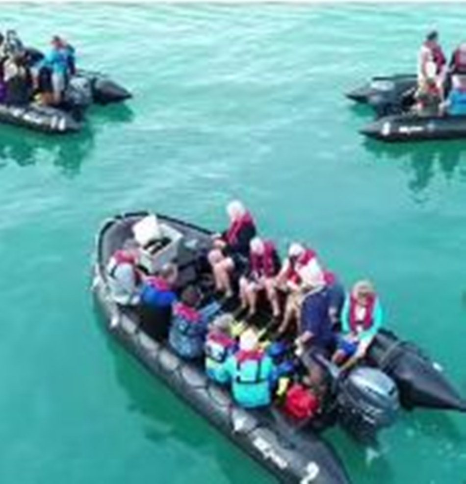 Para wisatawan yang dibawa secara bergelombang  mendapatkan pengalaman unik, berinteraksi secara langsung.(F:ist)