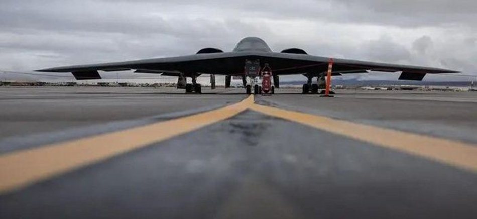 Pesawat pengebom B-2 Spirit Angkatan Udara AS, yang ditugaskan di Wing Bom   ke-509 dari Pangkalan Angkatan Udara Whiteman, Missouri. (F :REUTERS)