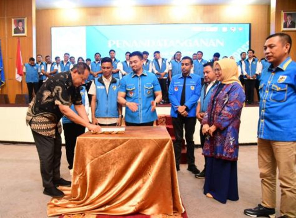 Gubernur Gorontalo Gusnar Ismail didampingi Wagub  Idah Syahidah Rusli saat  menyaksikan penandatanganan berita acara pelantikan DPD I KNPI Provinsi Gorontalo,  di Ballroom Hotel Damhil UNG.(F;Ist)