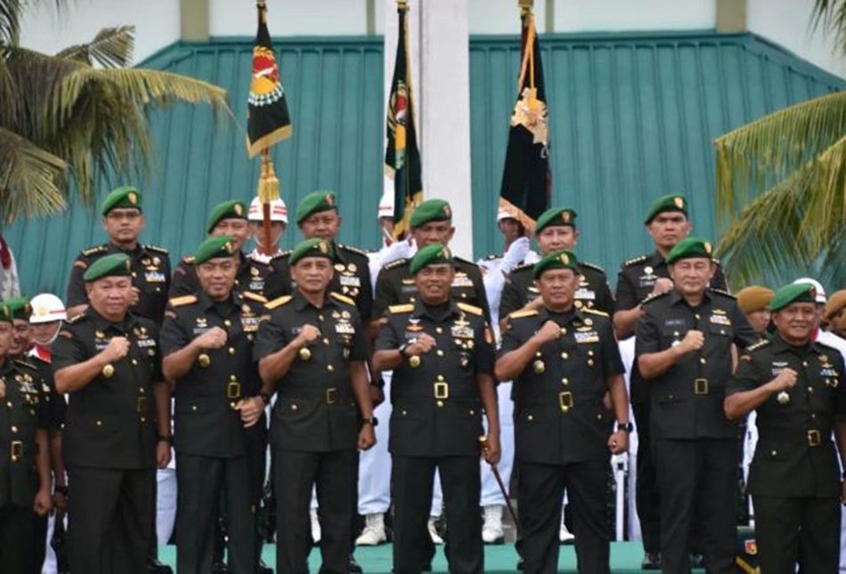 Enam Perwira Pejabat Baru Kodam XIII Merdeka dilantik  Pangdam XIII Merdeka Mayjen TNI Suhardi.(F:Penrem)