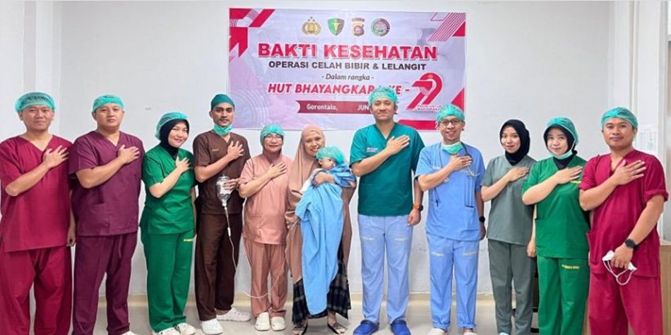 Polda Gorontalo melalui Biddokkes bekerja sama dengan Rumah Sakit Bhayangkara menggelar aksi kemanusiaan berupa operasi bibir sumbing gratis.(F: Hms-pol)