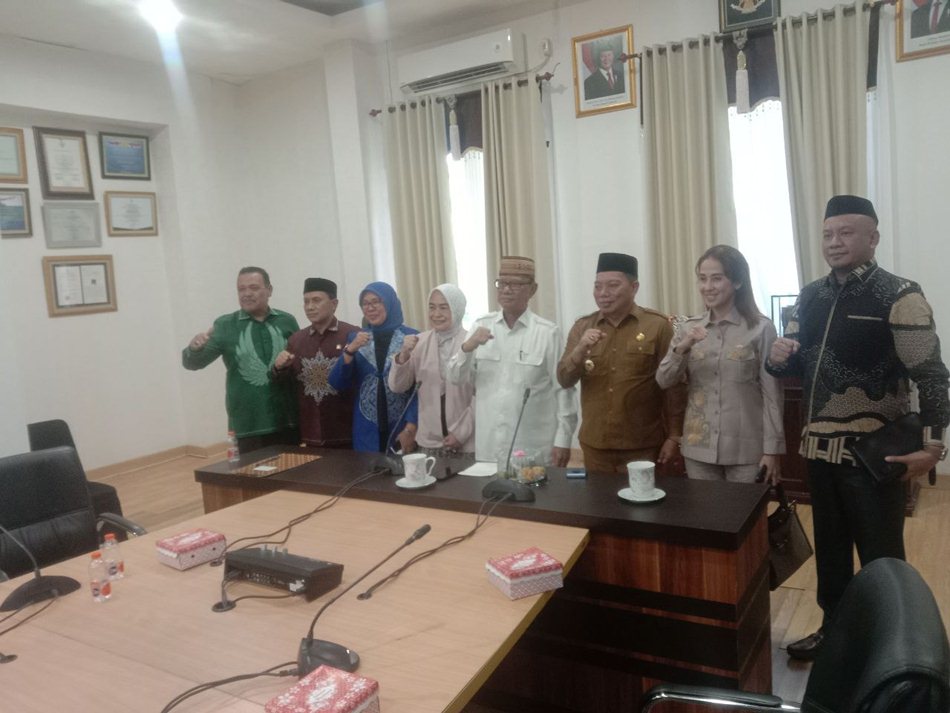 Usai audiensi yang digelar di Kantor Bupati Bone Bolango dilaksanakan foto bersama enam Aleg Dapil 2 Bone Bolango.(F:Ist)