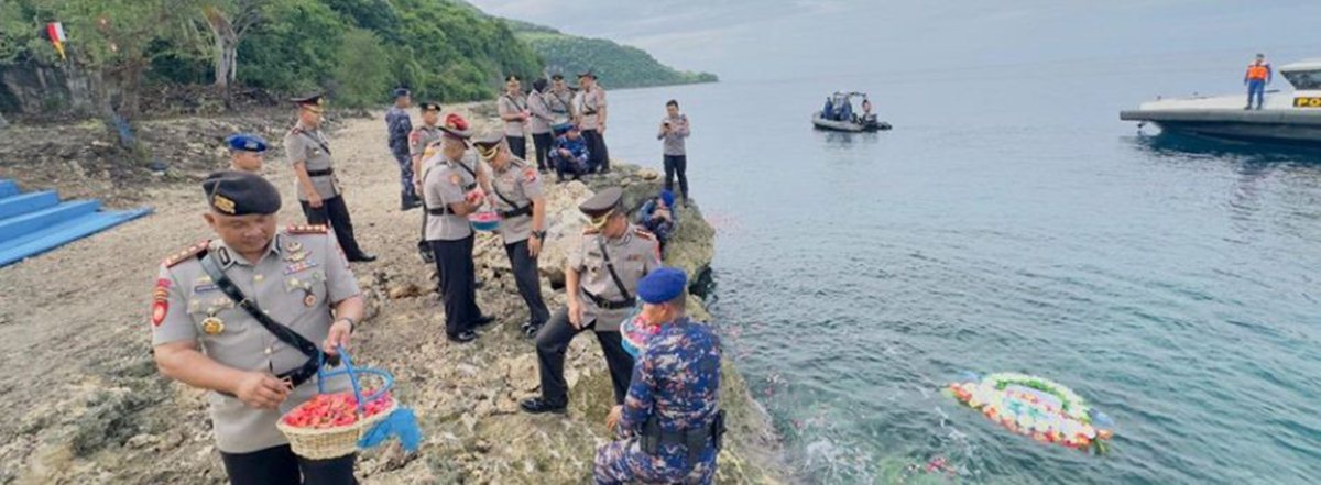 Polda Gorontalo menggelar upacara tabur bunga di laut sebagai bentuk penghormatan kepada para pahlawan, khususnya anggota Polri yang gugur dalam menjalankan tugas negara..(F: Hms-pol)