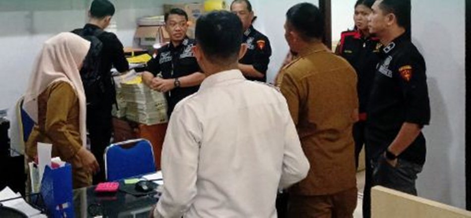 Suasana jajaran Tim Kejati  Gorontalo melakukan penggeledahan di Kantor .Wali Kota Gorontalo.(F:Ist)