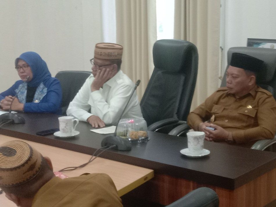 Anggota DPRD Femy Udoki bersama Bupati Ismet Mile dan Wabup Risman Risman Tolinguhu.(F:gp)
