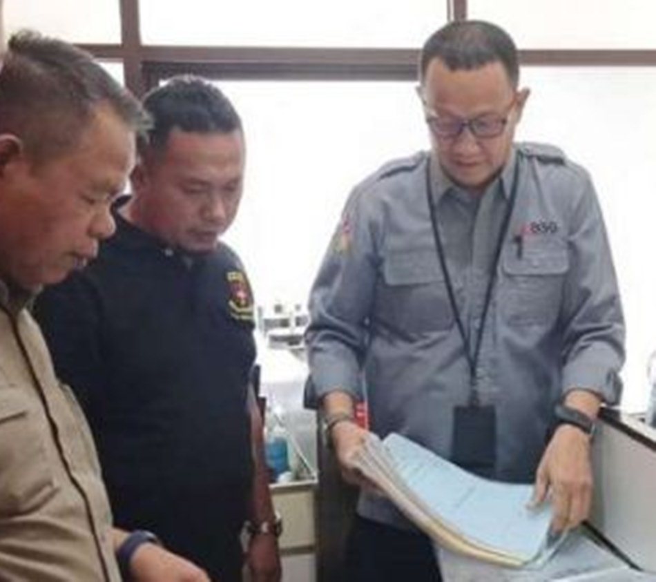 tim Kejaksaan Tinggi (Kejati) Gorontalo saat berada di kantor Bank SulutGo (BSG) .(F: Ist)