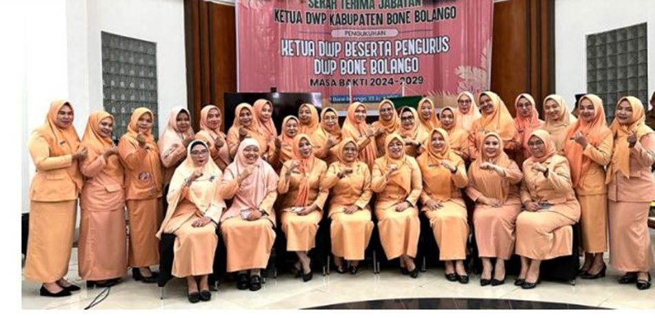 Ketua DWP Bone Bolango, dokter Nurliana Ibrahim saat berpose bersama jajaran   pengurus DWP Kabupaten Bone Bolango usai dikukuhkan oleh Ketua DWP Provinsi  Gorontalo, Sulastri Sofian Ibrahim. (F.AKP
