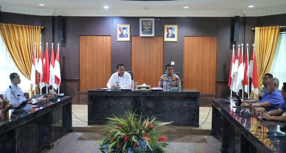 Pertemuan menghadirkan sejumlah  tokoh penting, Gubernur Gorontalo Gusnar Ismail, Wakapolda Gorontalo, serta  Kepala Perwakilan Perhimpunan Pedagang dan Produsen Jagung Indonesia (F: Pejagindo)