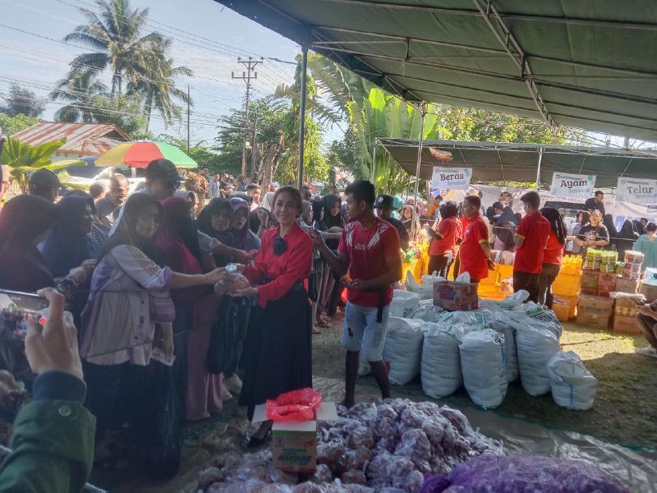 Ratusan warga rela antre demi bisa mendapatkan kebutuhan pokok dengan harga terjangkau dalam gelaran Pasar Murah Bersubsidi  (F:Ist)