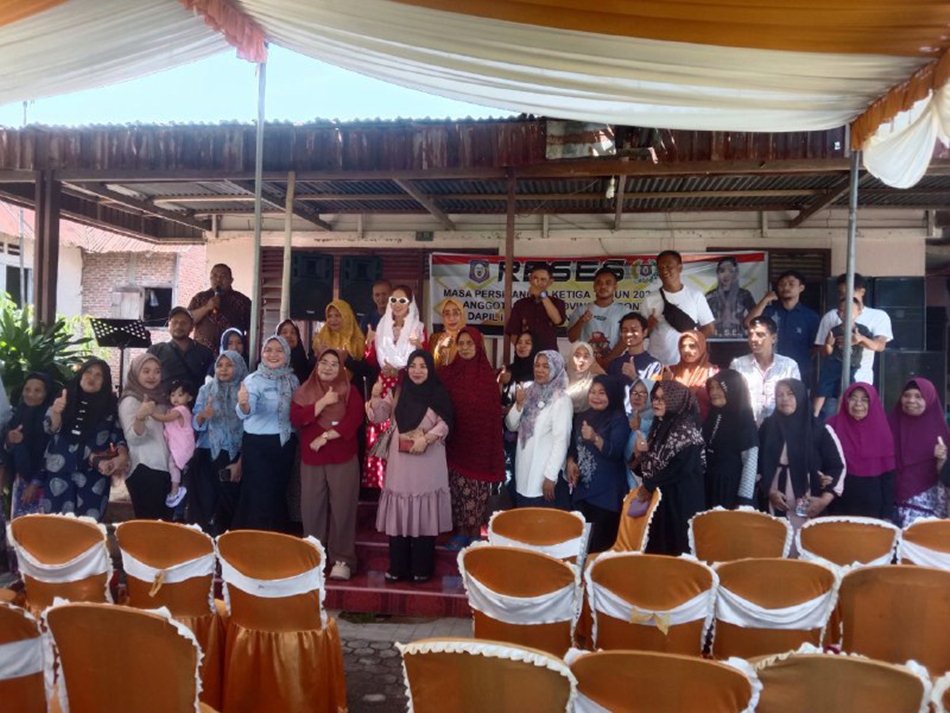 Anggota DPRD Provinsi Gorontalo Yeyen Sidiki menyambangi Desa Lamahu, Kecamatan Bulango Selatan.(F:ist)