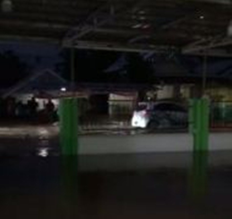 banjir bandang tiba-tiba menerjang kawasan pemukiman warga.(F:Ist)