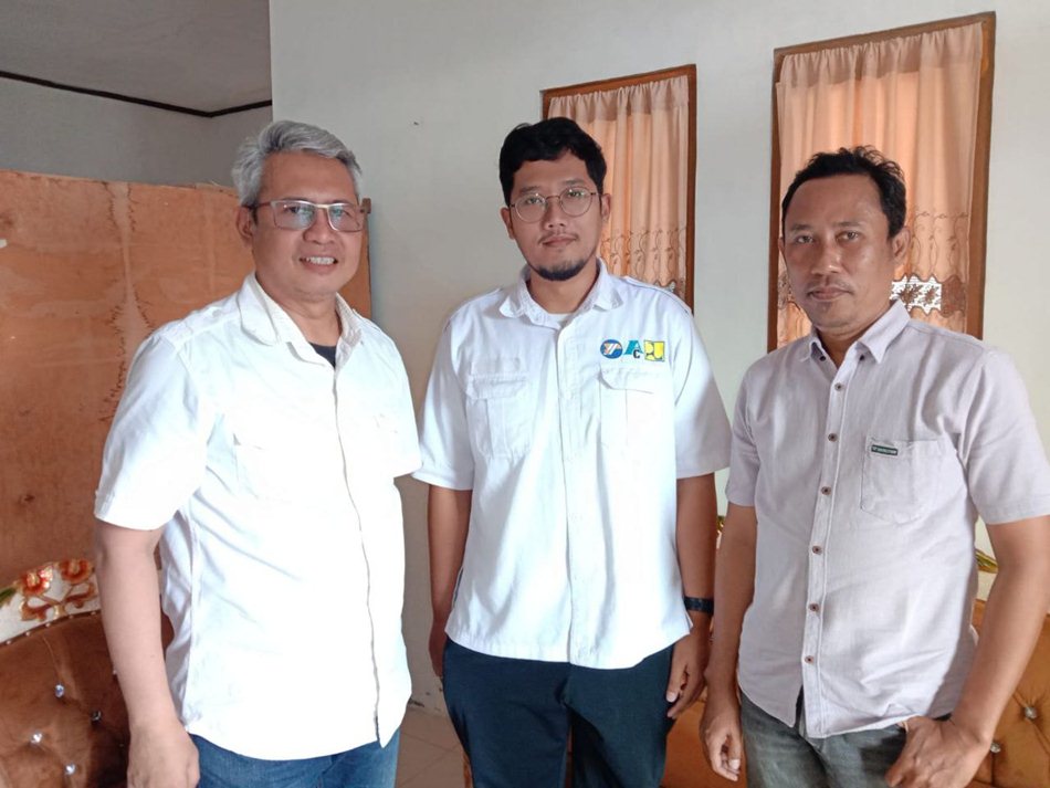 Yuli Krisdianto kiri bersama KTU serta Sandi Gobel  paling kanan (F:Ist)