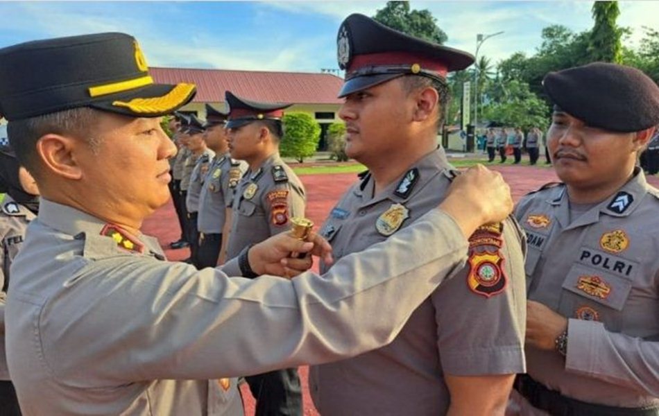 45 personel menerima kenaikan pangkat dalam Upacara Laporan Kenaikan Pangkat periode 1 Juli 2025, yang digelar di Lapangan Apel Mapolres Bone Bolango.(Hms-Pol)