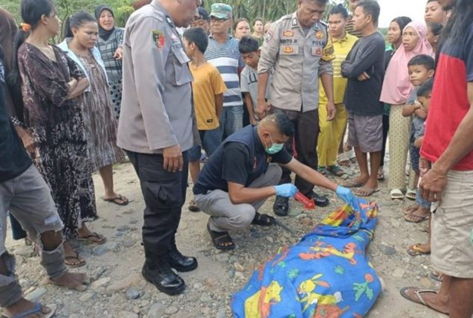 penemuan sesosok mayat perempuan yang hanyut terbawa arus Sungai Bone.(F:Hms-Pol)