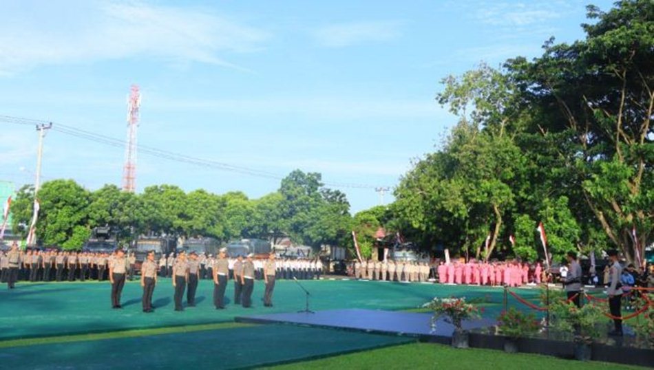 Kapolda Gorontalo, Irjen Pol. Drs. R. Eko Wahyu Prasetyo, S.H., memimpin langsung upacara kenaikan pangkat 167 anggotanya dari berbagai satuan kerja.(F:  Hms-Pol)