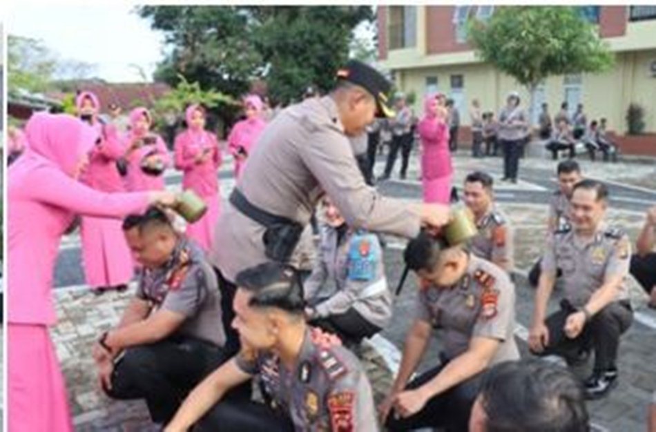 Kemeriahan acara tak lepas dari tradisi siraman air bunga yang dilakukan Kapolres kepada para personel yang naik pangkat, sebagai simbol pembersihan dan harapan akan semangat baru .(F:Hms-Pol)