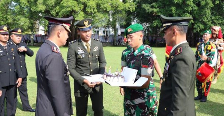 Kapolres Gorontalo, AKBP Ki Ide Bagus Tri, SIK, mendapat surprise kue ulang tahun Bhayangkara dari Dandim 1315 Kabupaten Gorontalo, Letkol Arh. Roma Laksana Yudha.(F;HMS)