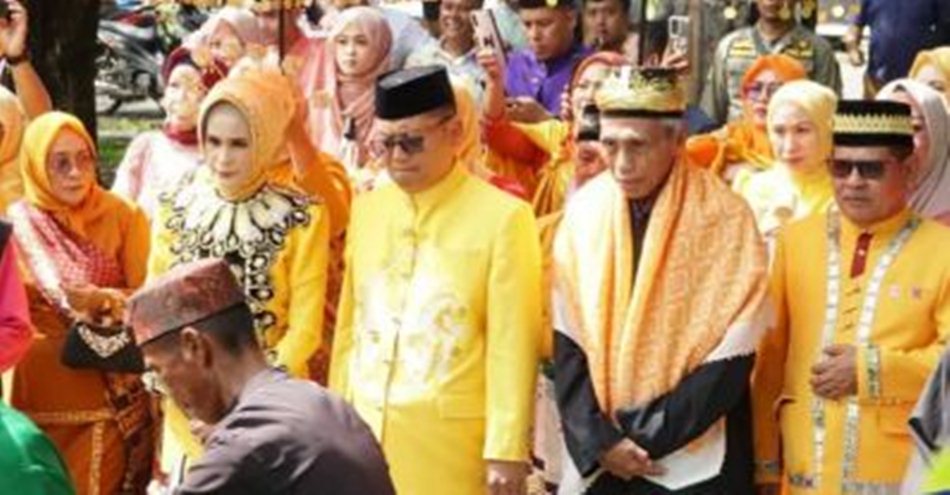 Didampingi sang istri, Mariyati Mohamad, Bupati Thariq dijemput secara adat dari kediaman pribadinya menuju Rumah Jabatan Bupati.(F:Ist)