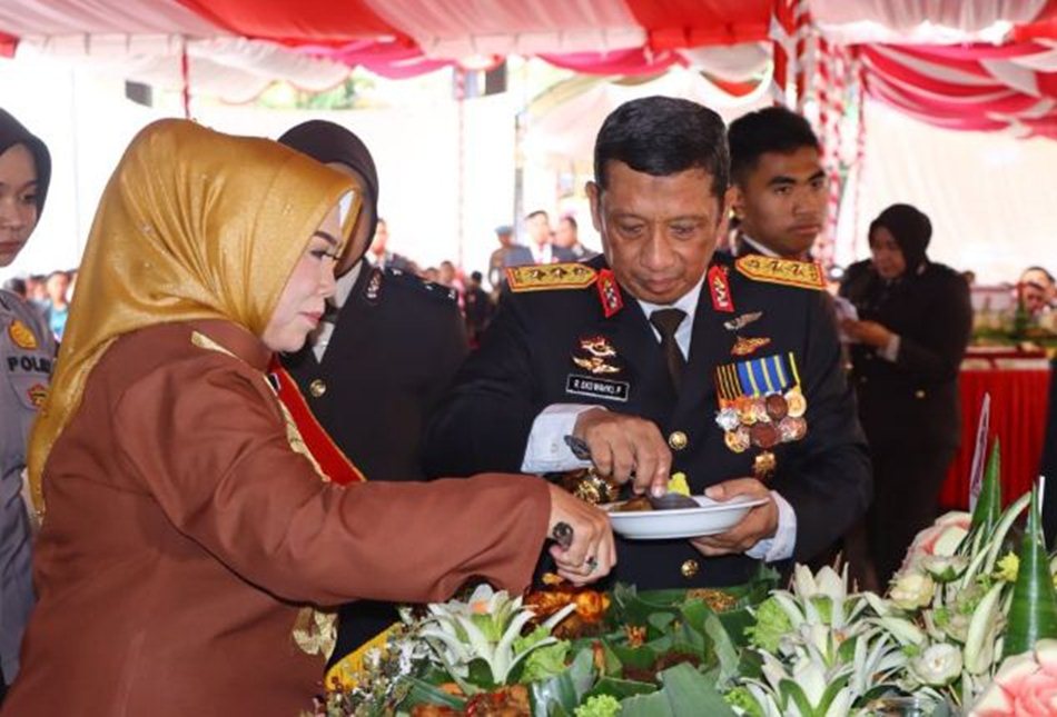 pemotongan  tumpeng sebagai simbol rasa syukur dihadiri langsung Kapolda Gorontalo Irjen Pol. Drs. R. Eko Wahyu Prasetyo, bersama Ibu.(F:Hms-Pol)