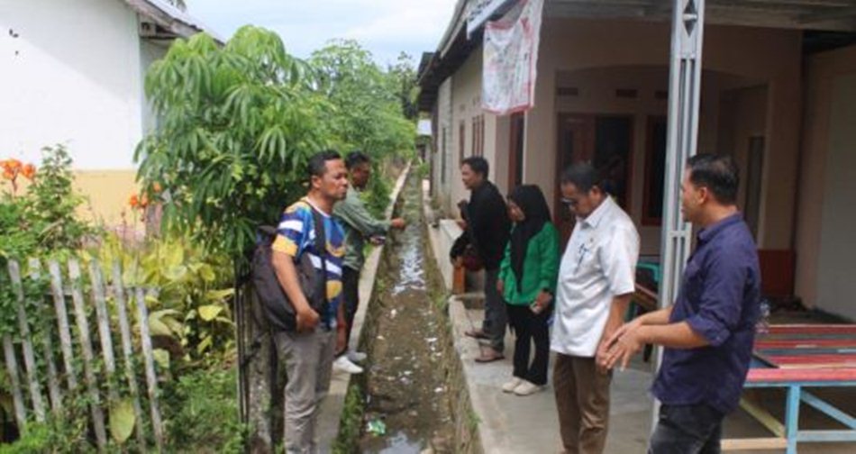 Wakil Ketua  I DPRD Provinsi Gorontalo, Ridwan Monoarfa, turun langsung ke lokasi drainase.(F:Hms-Setwan)