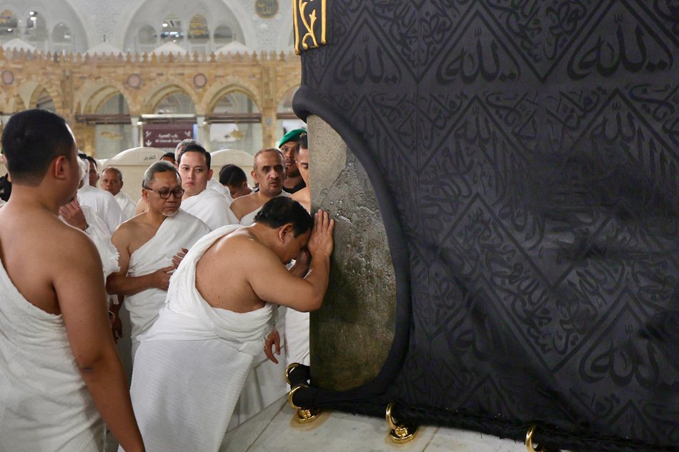 Presiden Prabowo mencium Hajar Aswad sebelum melakukan tawaf  mengelilingi Ka