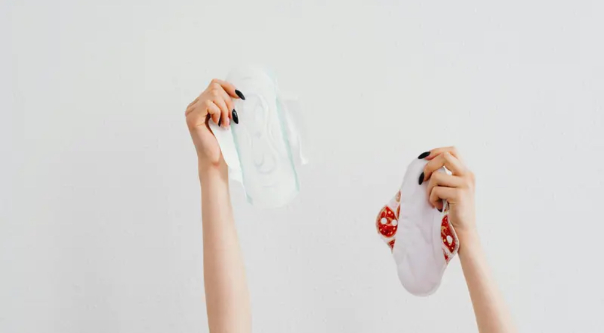 Saat menstruasi, area kewanitaan akan rawan iritasi karena terpapar darah menstruasi. (Foto: Pexels/Karolina Grabowska)