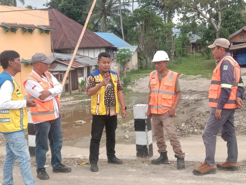 PPK  Toni Musada, yang turut memantau langsung ke lapangan.(F: GpJp)